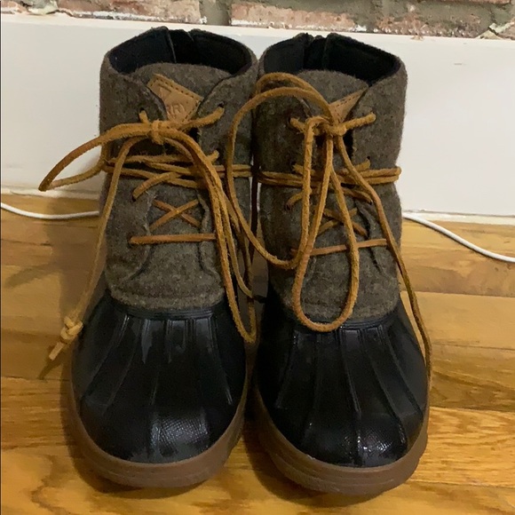 sperry embossed duck boots